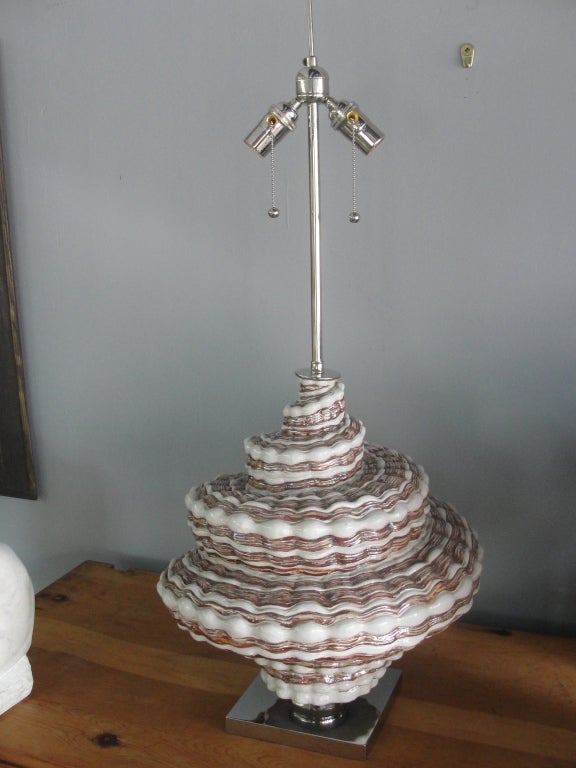 Mid-Century Modern Lampe de bureau surdimensionnée en céramique en forme de coquille d'escargot en vente