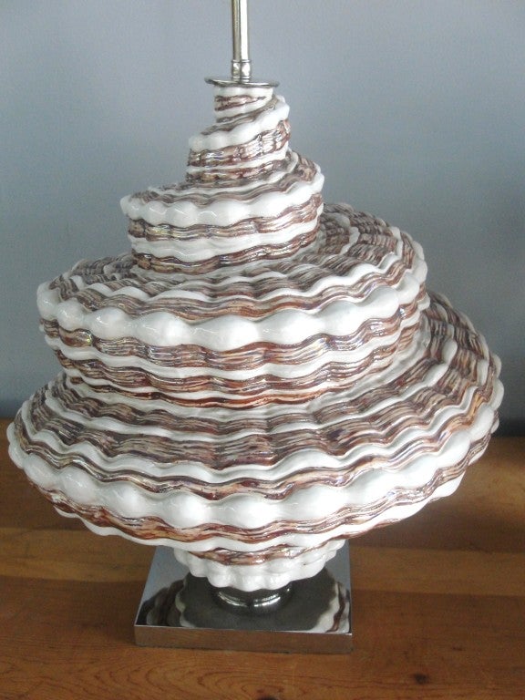 Keramik-Tischlampe in Übergröße mit Schneckenmuscheln (Französisch) im Angebot