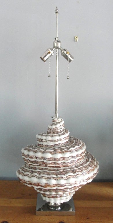 Diese außergewöhnliche Lampe mit übergroßem Schneckenhaus auf Nickelsockel hat so viele schöne Details. Die Muschel ist groß und kompliziert in ihrem Design. Doppelsteckdosen aus Nickel mit Kettenzügen. Eine wirklich schwere und wichtige Lampe.