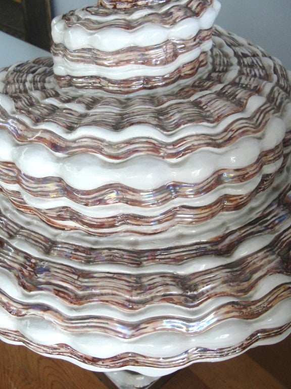 Keramik-Tischlampe in Übergröße mit Schneckenmuscheln im Angebot 1