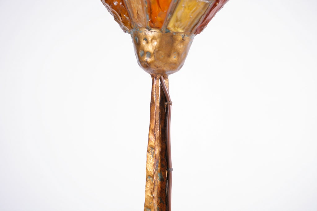 italien Rare lampadaire en fer doré et verre taillé dans le style de Poliarte  en vente