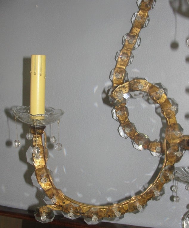 XX secolo Jansen Coppia di lampade da parete sovradimensionate in ferro dorato e cristallo in vendita