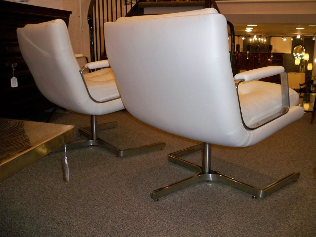 Raphael Pair of Mid-Century Modernist Club Chairs, France, circa 1970 In Excellent Condition For Sale In New York, NY
