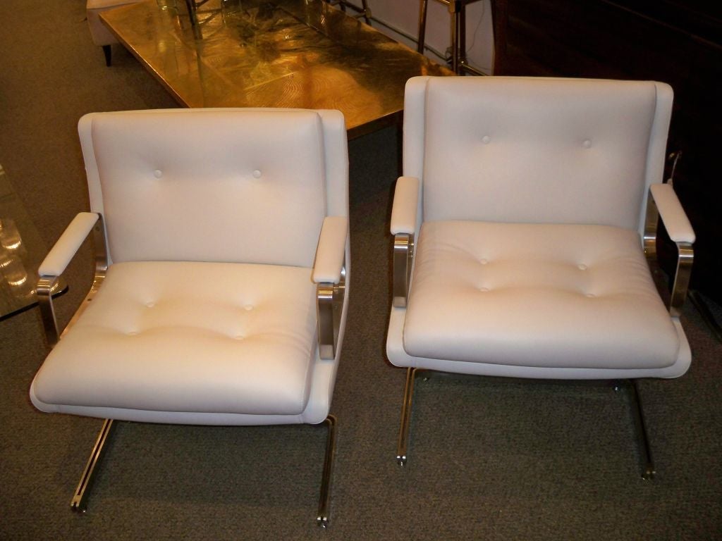 Raphael Pair of Mid-Century Modernist Club Chairs, France, circa 1970 For Sale 1