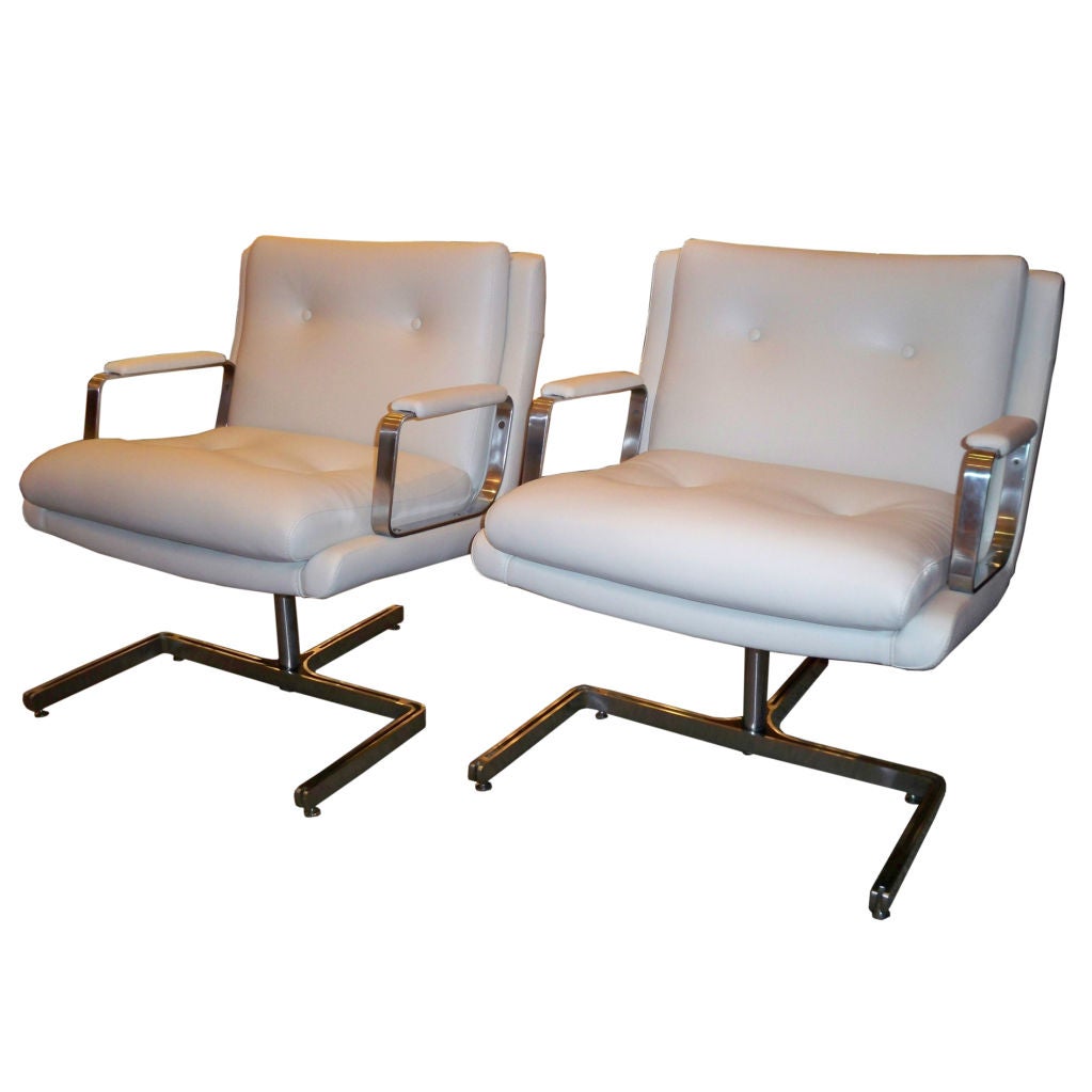 Raphael Pair of Mid-Century Modernist Club Chairs, France, circa 1970 For Sale