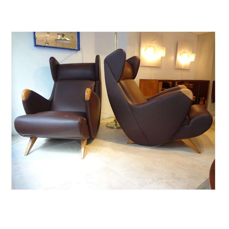 A pair of Mid-Century club chairs, model 