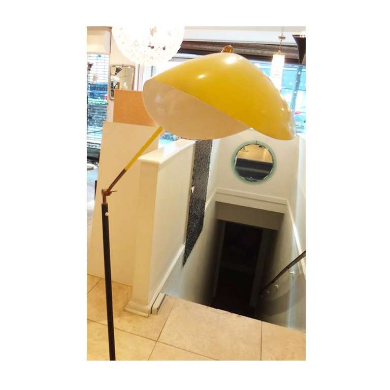 Mid-Century Modern Arredoluce Attribution Sculptural Lamp in Yellow Lacquer and Gilt Brass For Sale