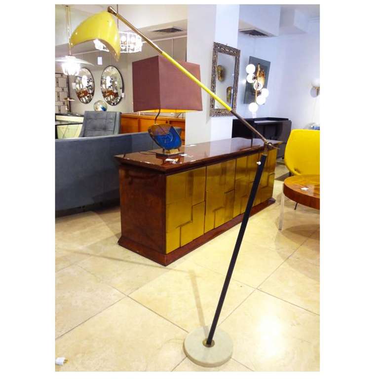 Arredoluce Attribution Sculptural Lamp in Yellow Lacquer and Gilt Brass In Good Condition For Sale In New York, NY