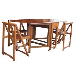Vieille table à manger pliante en bois de 68 po avec quatre chaises (ensemble)