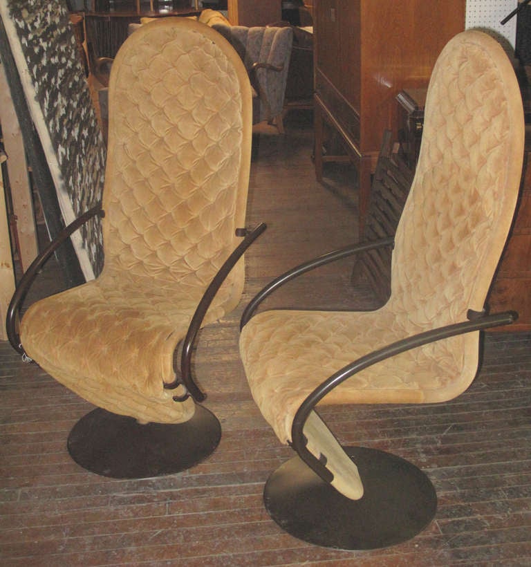 Pair of Verner Panton System 1-2-3 model F high-back lounge chairs upholstered in gold tufted suede on painted aluminum frames.  The chairs manufactured by Fritz Hansen.