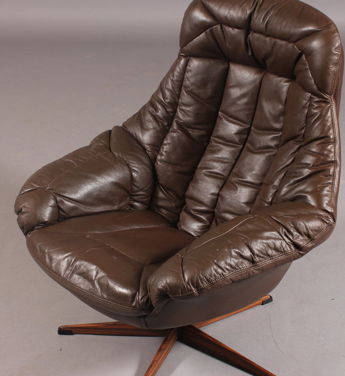 Mid-Century Modern Pair of Danish 1960s Brown Leather Swivel Chairs by H.W. Klein