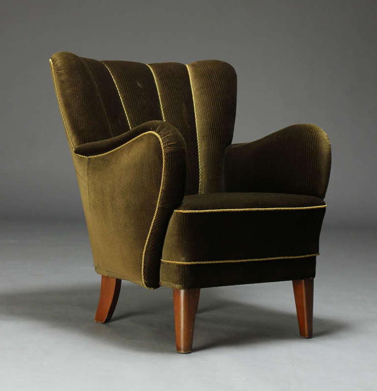 Danish 1940s chair of good form with fluted back and on mahogany legs.