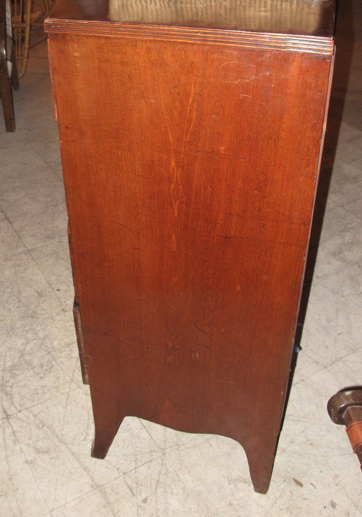 George III bow front mahogany chest of drawers in the Hepplewhite taste, 1790s-1800s. The molded top over two short drawers over three long drawers. The chest with a shaped apron and splayed front legs.