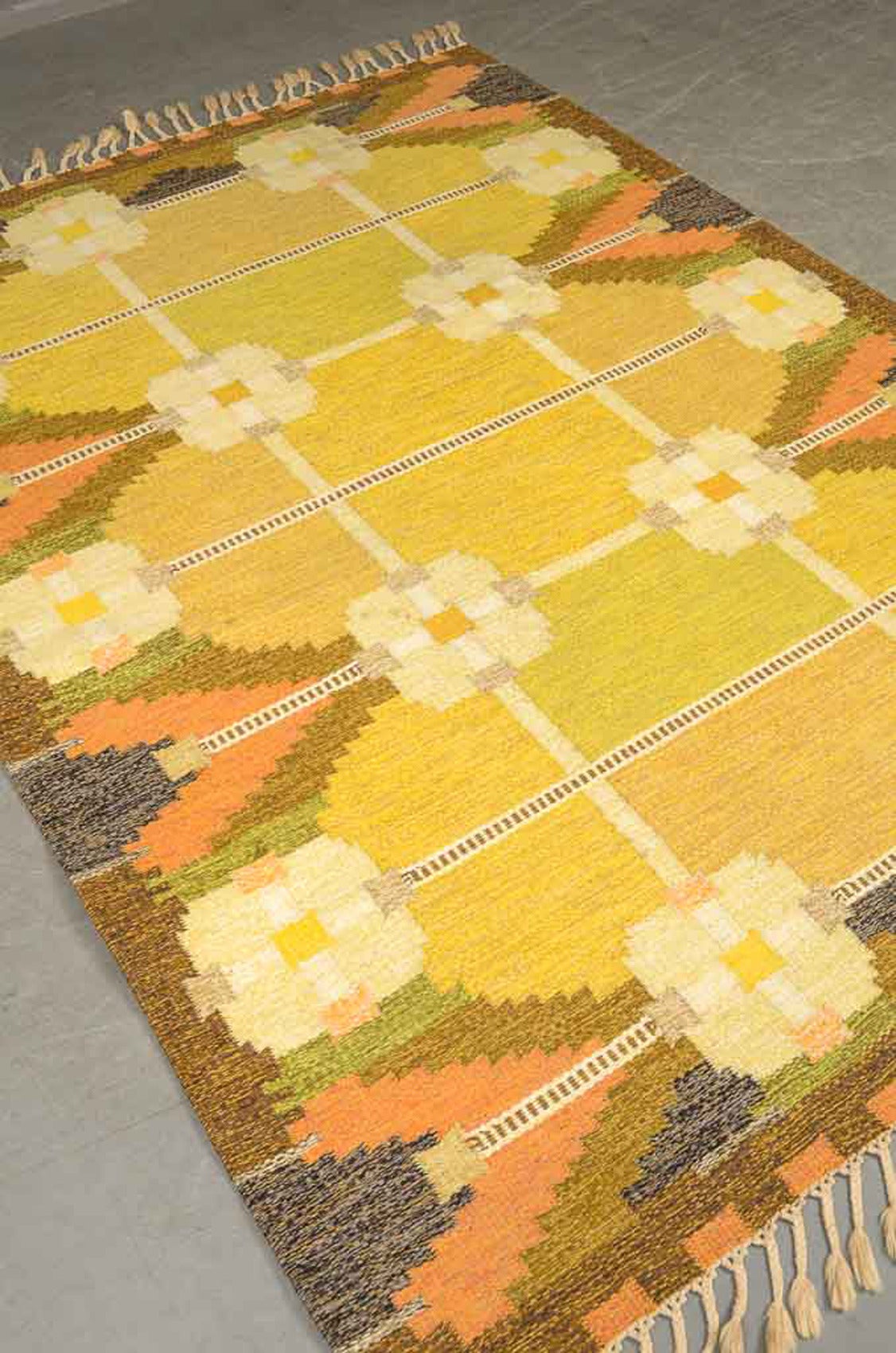 Swedish Rollakan 'flat-woven' floor rug, 1960s-1970s. The rug woven with geometric patterns.