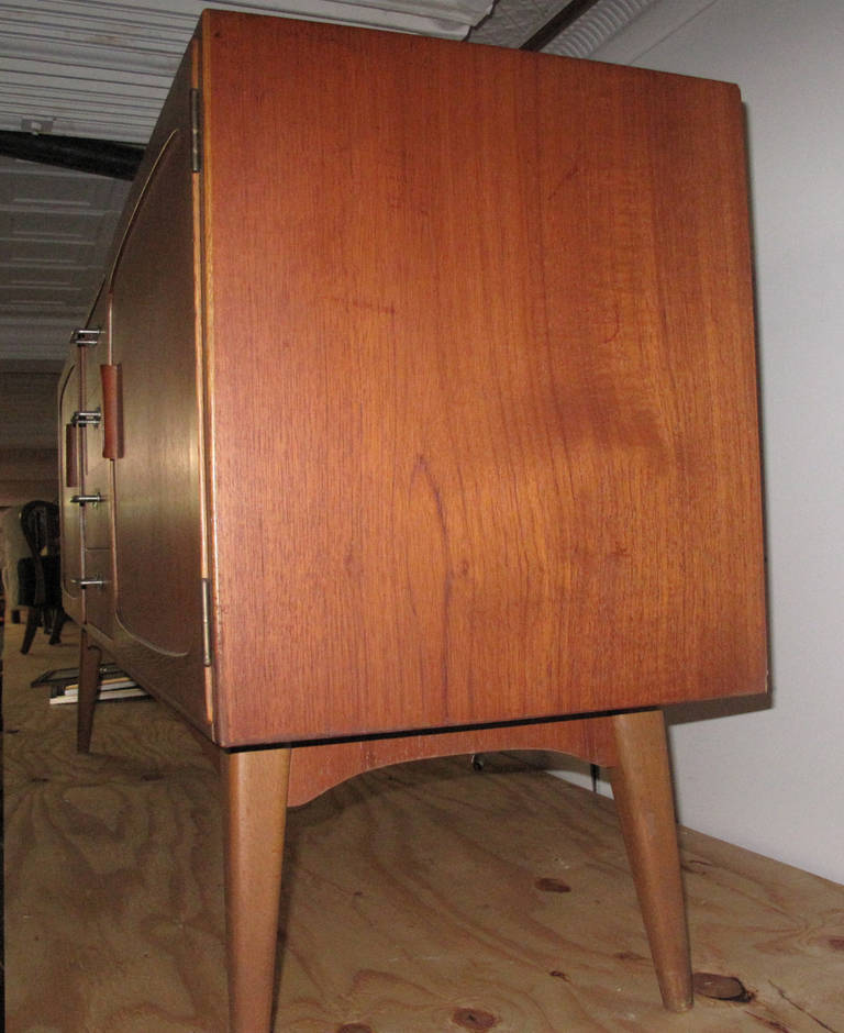 Mid-Century Modern 1950s Danish Teak and Oak Sideboard with Four Center Pull-Out Drawers For Sale