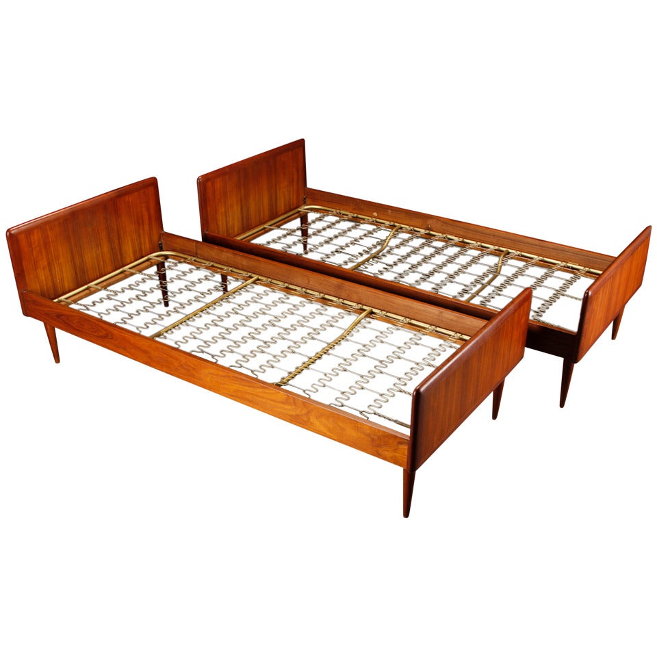 Paire de lits simples en teck de style moderne danois du début des années 1960