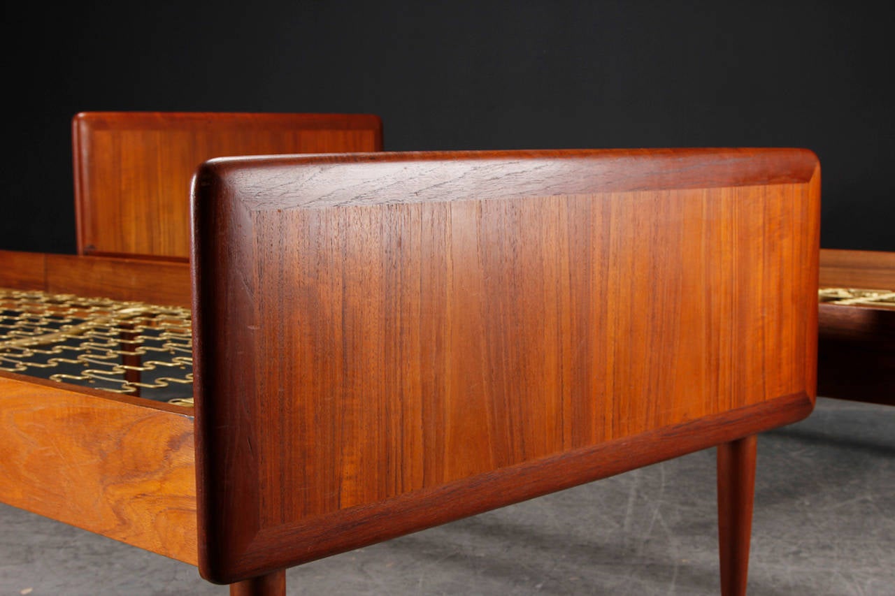 Paire de lits simples en teck de style moderne danois du début des années 1960 Bon état à Hudson, NY