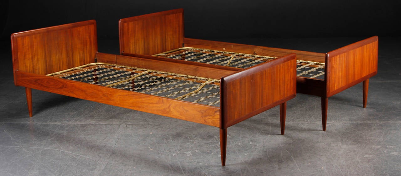 Danois Paire de lits simples en teck de style moderne danois du début des années 1960