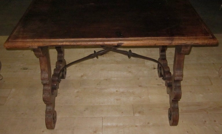 Table d'appoint italienne du 19ème siècle en noyer avec base en forme de barre de croix en fer Excellent état - En vente à New York, NY