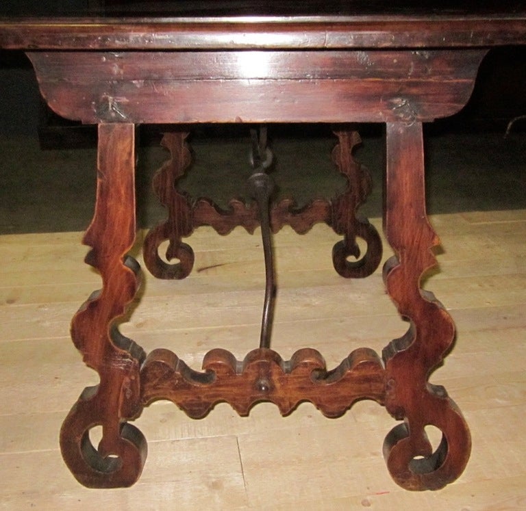 XIXe siècle Table d'appoint italienne du 19ème siècle en noyer avec base en forme de barre de croix en fer en vente