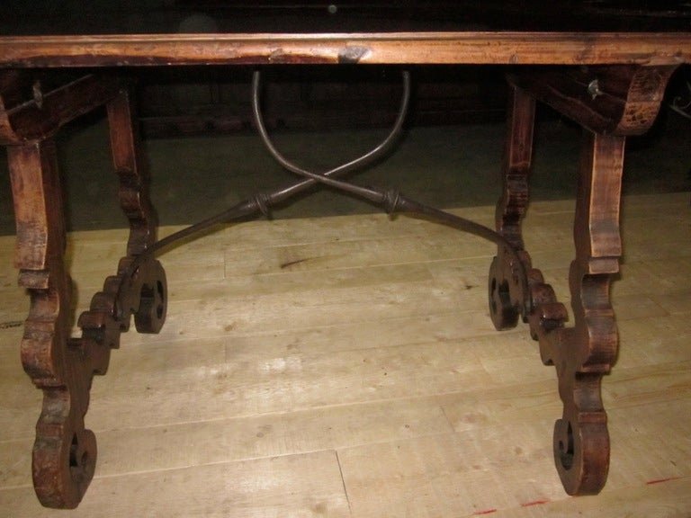 Fer Table d'appoint italienne du 19ème siècle en noyer avec base en forme de barre de croix en fer en vente