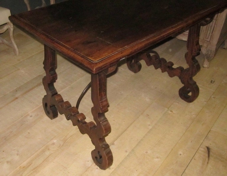 Table d'appoint italienne du 19ème siècle en noyer avec base en forme de barre de croix en fer en vente 1