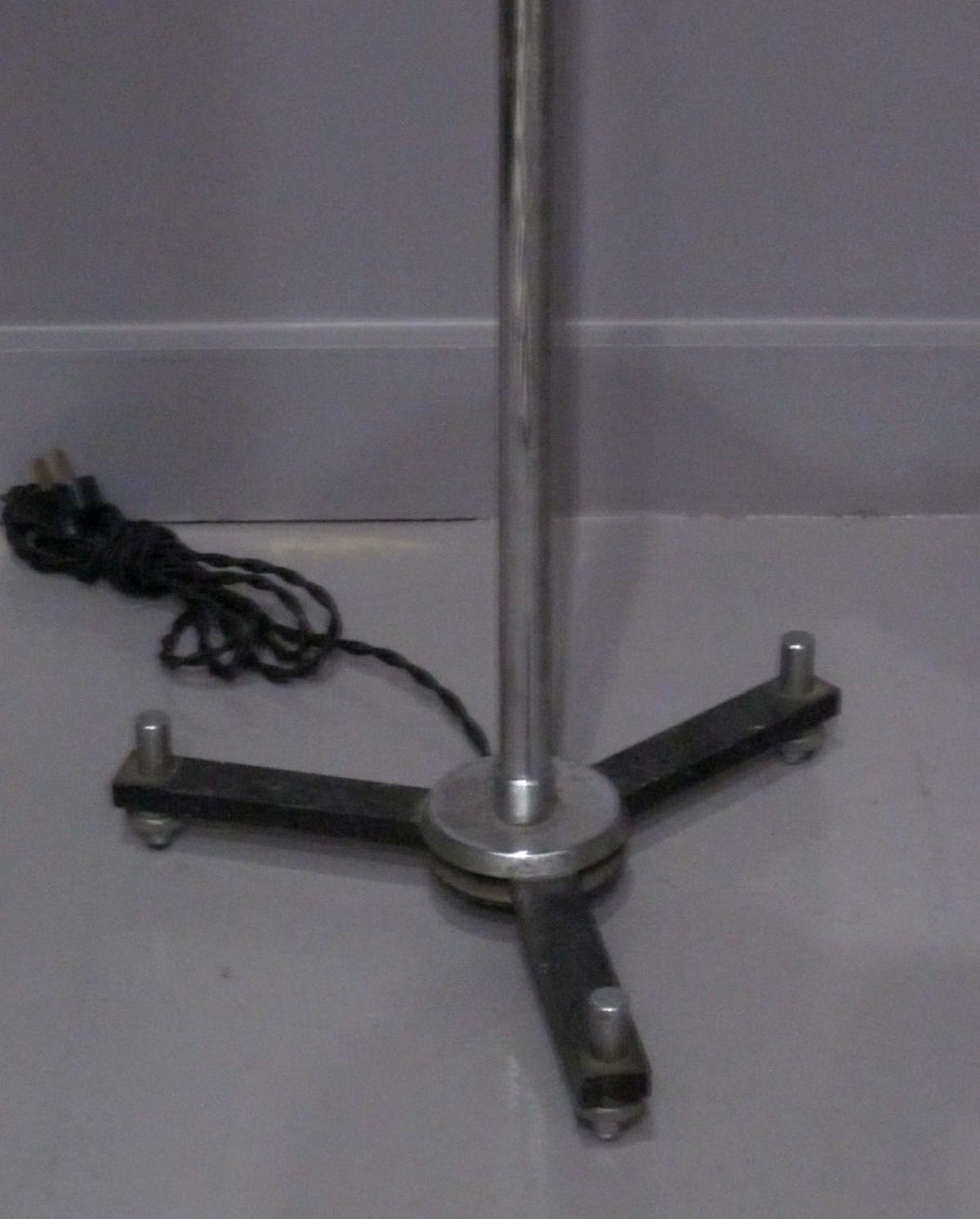 Mid-Century Chrome and Black Metal Floor Lamp, France In Excellent Condition In New York, NY