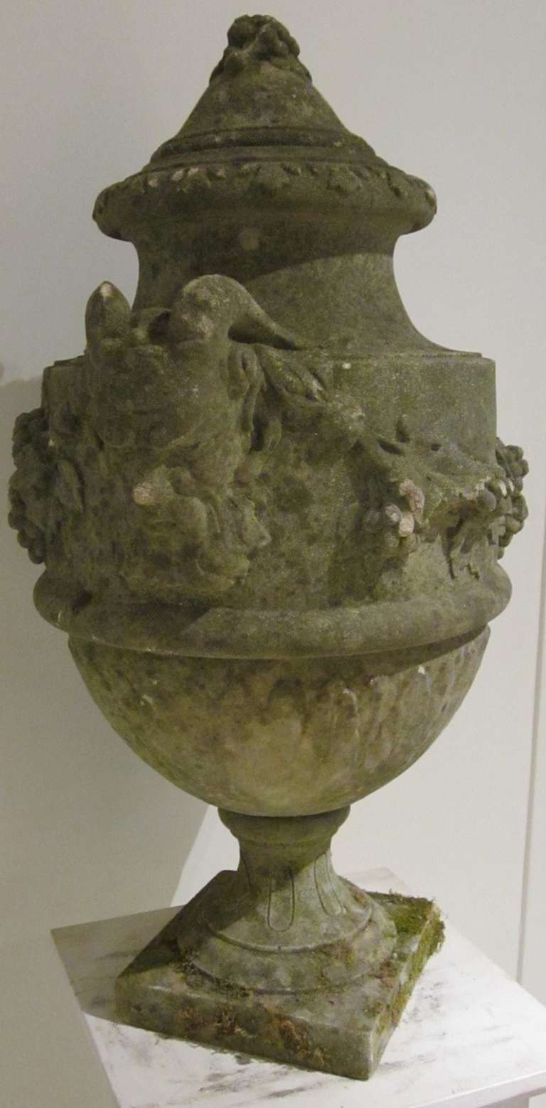 1940s English Stone Decorative Urn with Lid In Excellent Condition In New York, NY