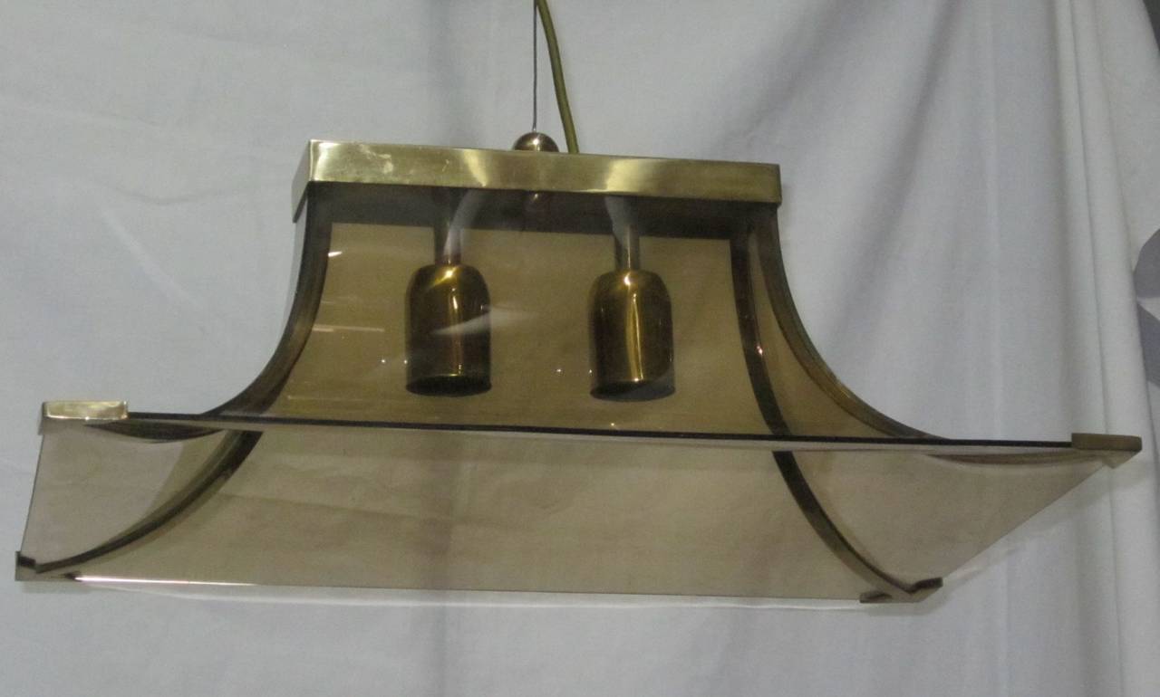 Lampadario rettangolare in ottone e vetro curvato color taupe fumé, Italia, anni '70 In condizioni ottime in vendita a New York, NY
