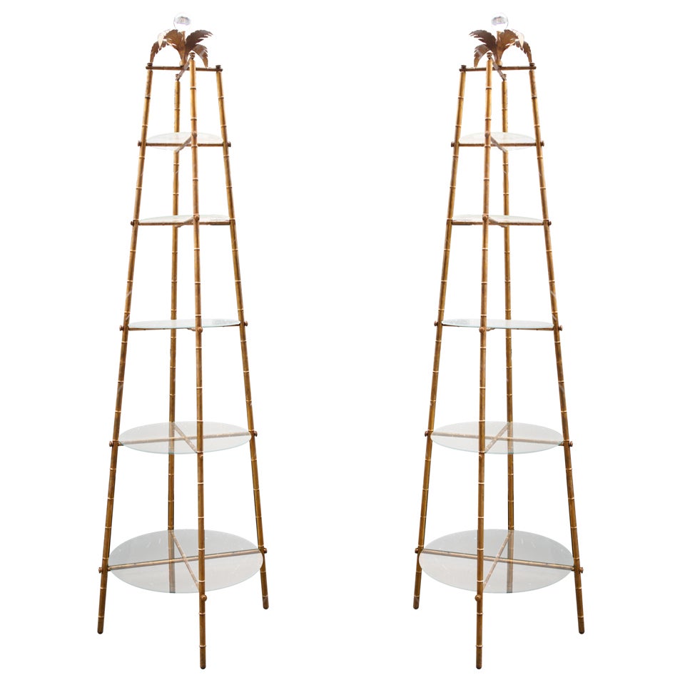 Paar Etagere aus vergoldetem Eisen und Glas im Vintage-Stil im Angebot