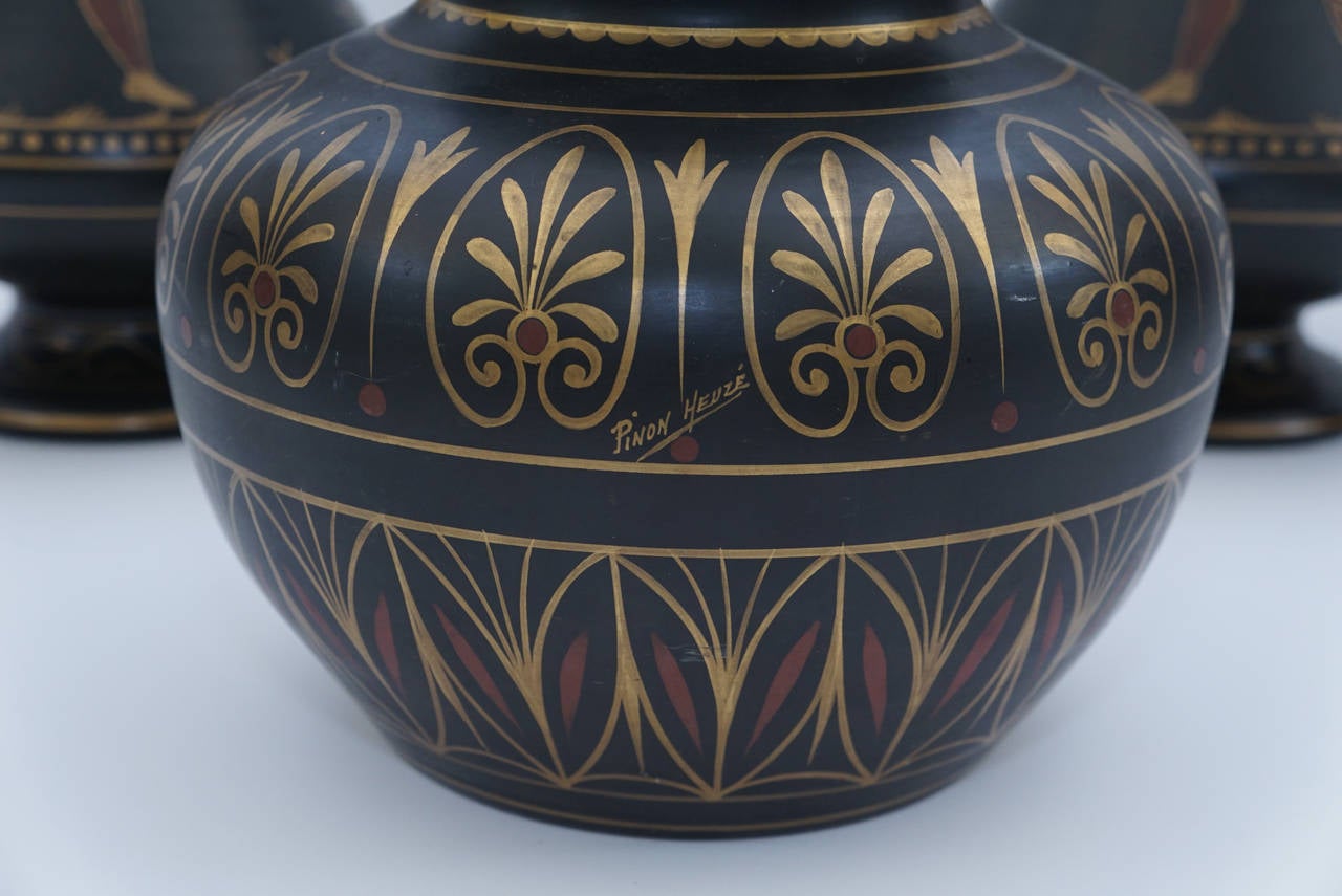 Peint 19e s. Garnitures en terre cuite vernissée et peinte dans le goût du Revive égyptien en vente
