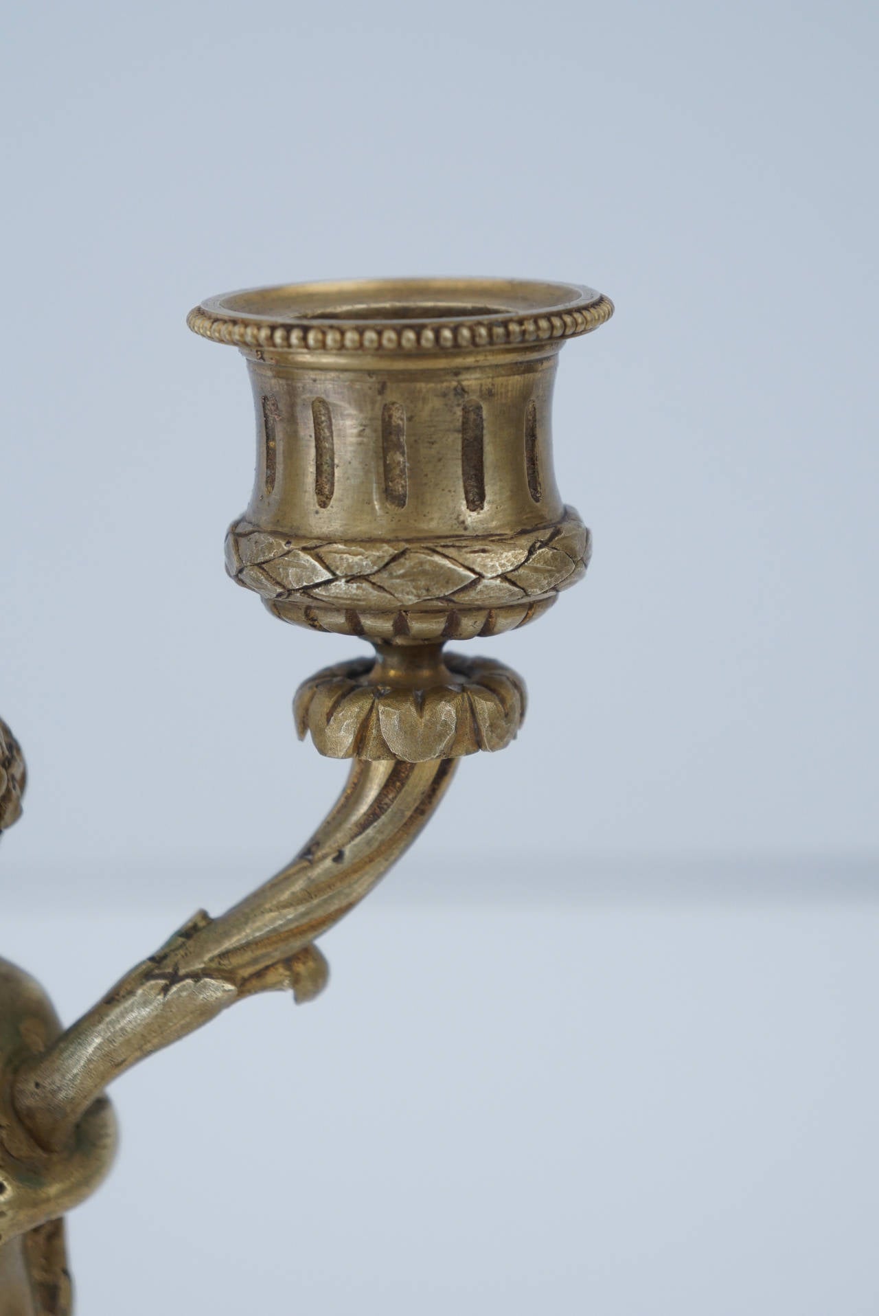 Paar französische vergoldete Bronzekandelaber im Louis-XVI.-Stil des 19. Jahrhunderts im Angebot 1