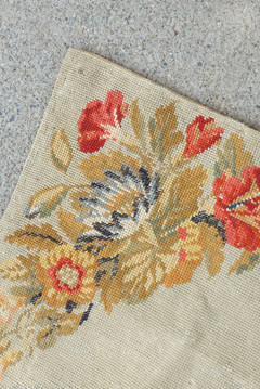 XIXe siècle Tapis anglais en point de croix provenant de la succession de Paul & Bunny Mellon
