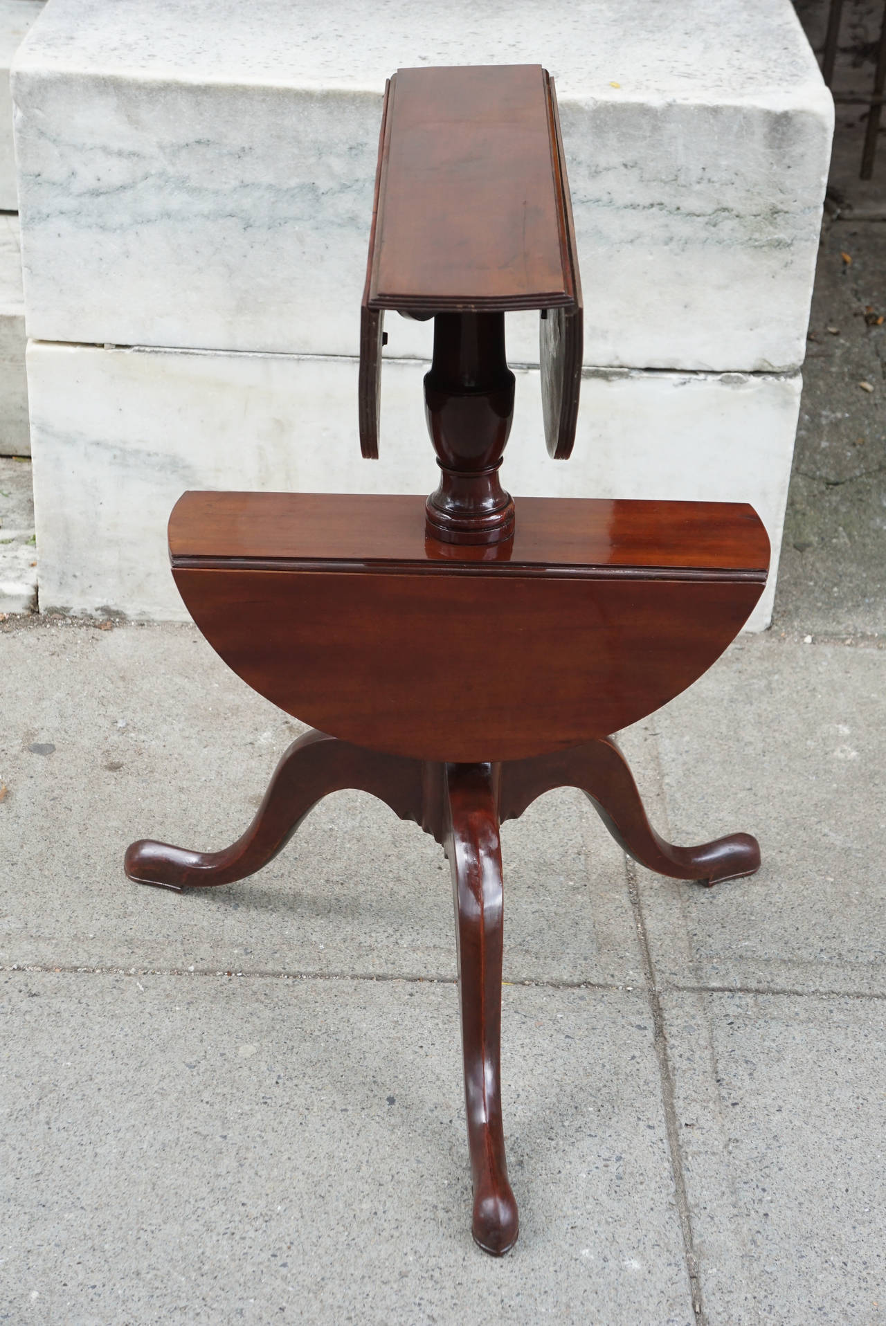 Period George III Mahogany Two-Tiered Dumb Waiter In Good Condition For Sale In Hudson, NY
