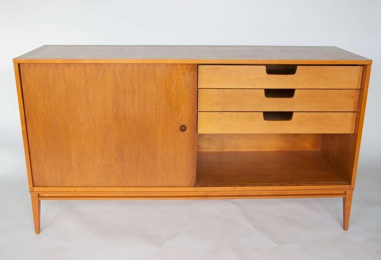 Blond Mid Century credenza by Paul McCobb for Planner Group.
Sublime design in blond wood.  Mid Century Modern look. Great lines.