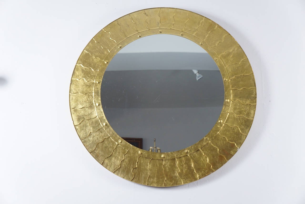 Sublime circular mirror. The gilt frame exhibits 