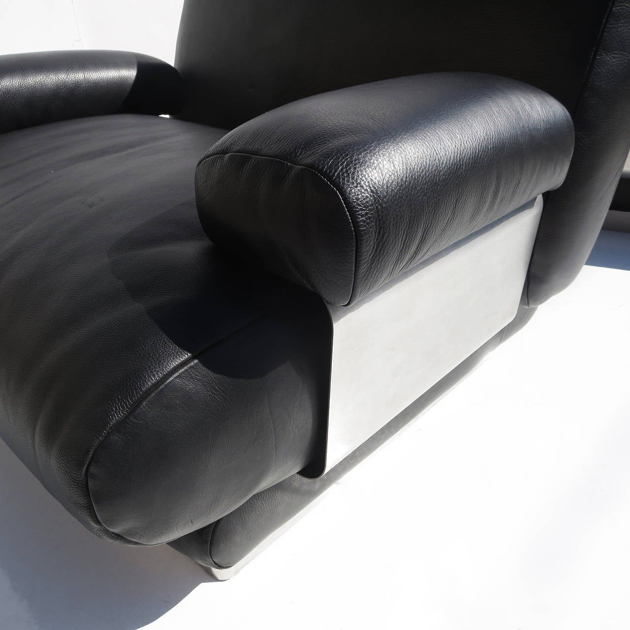 Jacques Charpentier Club Chairs in pelle di bufalo e acciaio inossidabile In condizioni buone in vendita a North Hollywood, CA
