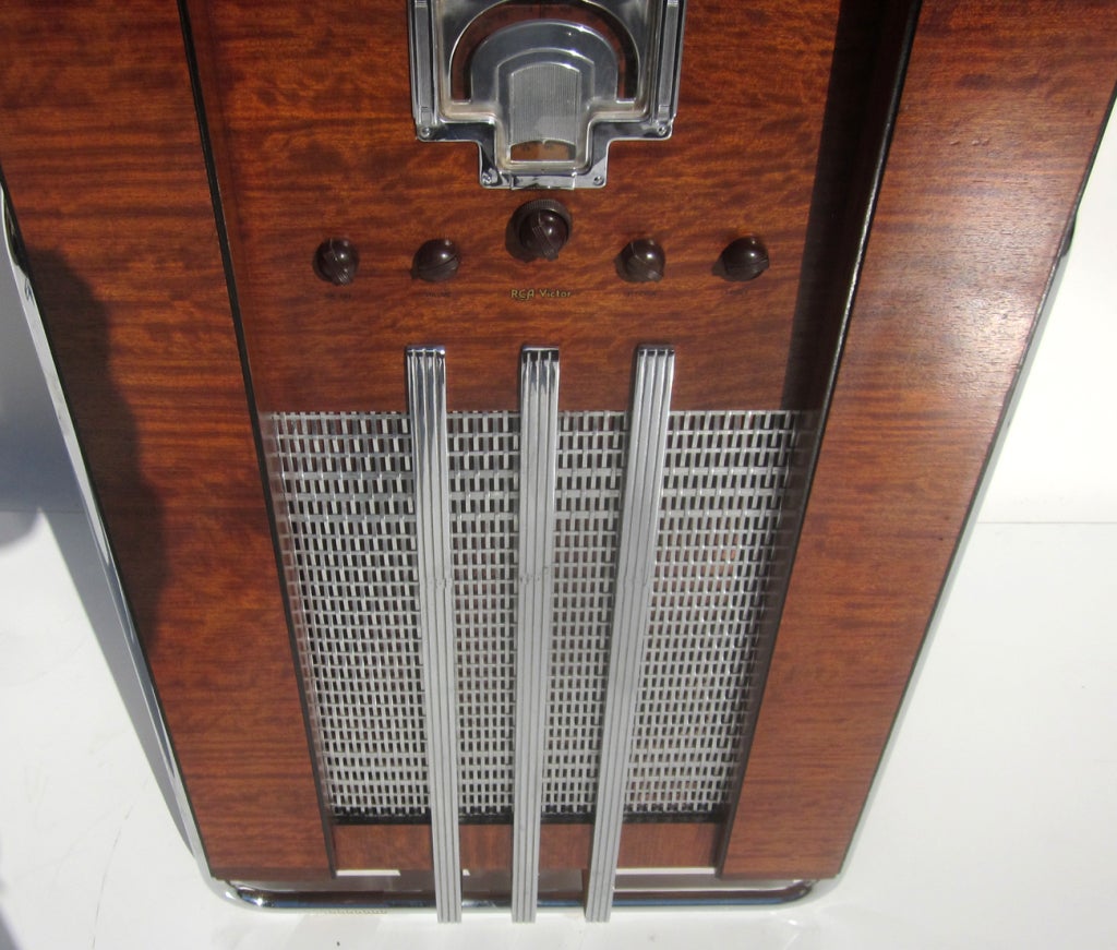 American John Vassos Designed RCA Model 9K10 Art Deco Radio For Sale