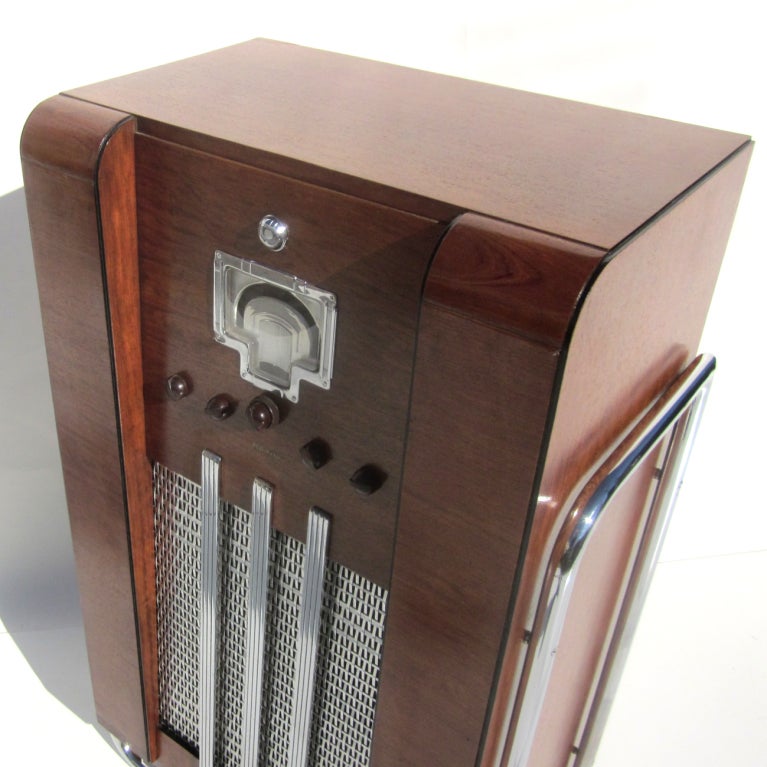 Mid-20th Century John Vassos Designed RCA Model 9K10 Art Deco Radio For Sale