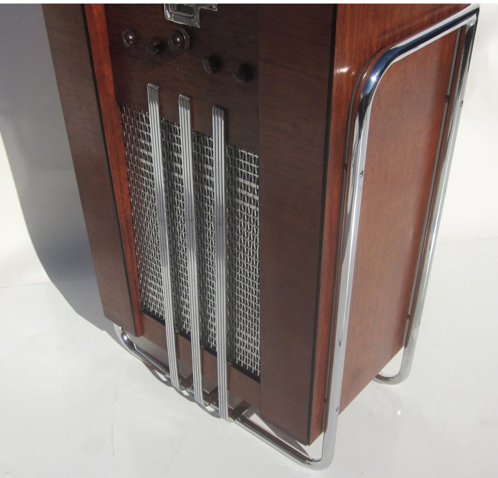 Chrome John Vassos Designed RCA Model 9K10 Art Deco Radio For Sale