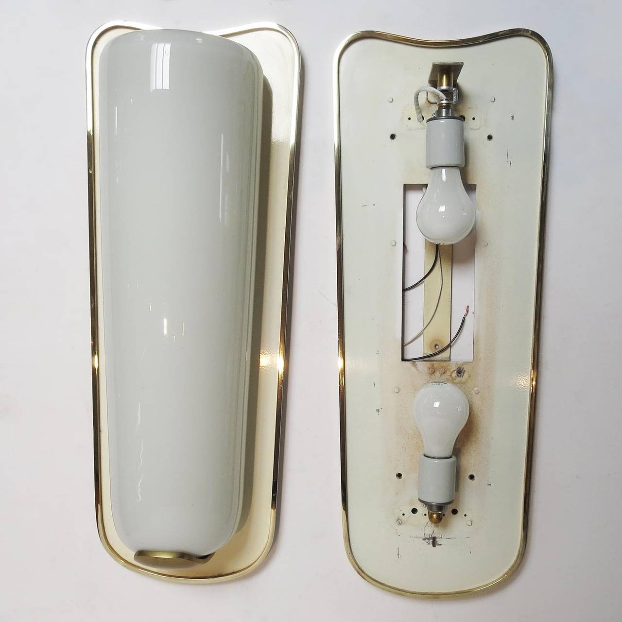 Sleek and Stylish Mid-Century Wall Sconces In Good Condition In North Hollywood, CA