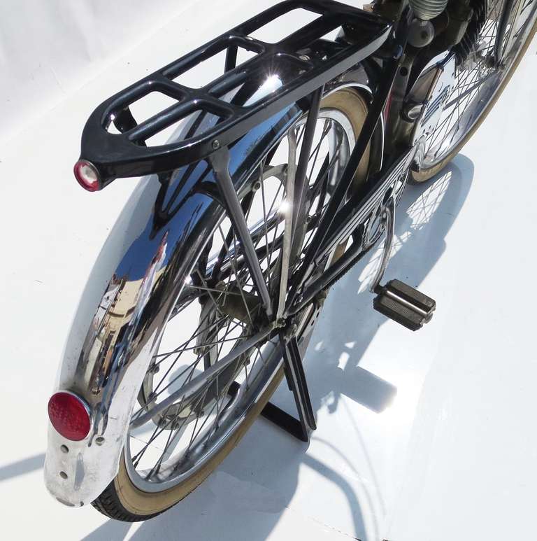 Milieu du XXe siècle Schwinn - Bicyclette Phantom noire à moteur, années 1950