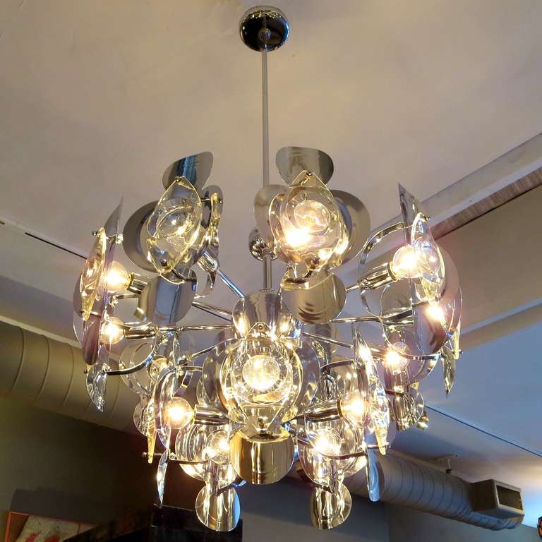 This fantastic Sciolari chandelier features suspended polished crystal 