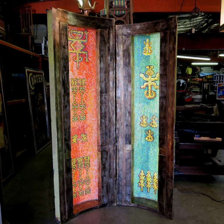 With interior designs by Austin Purves, the 1958 luxury liner SS Santa Rosa traveled between the United States and Latin America. The interior themes reflected the Incan and Mayan influences on the artwork. These columns were built into intersecting