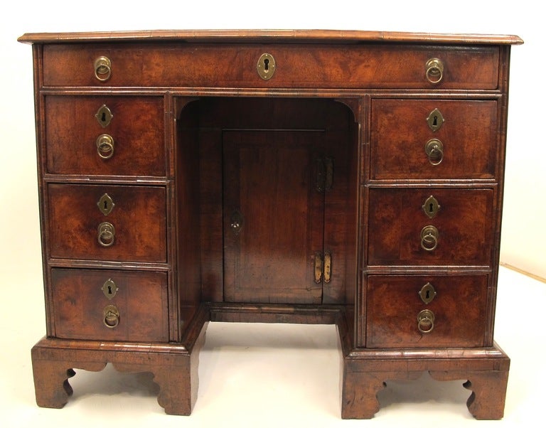 Englischer Walnussholz-Schreibtisch aus dem 18. Jahrhundert (Britisch) im Angebot