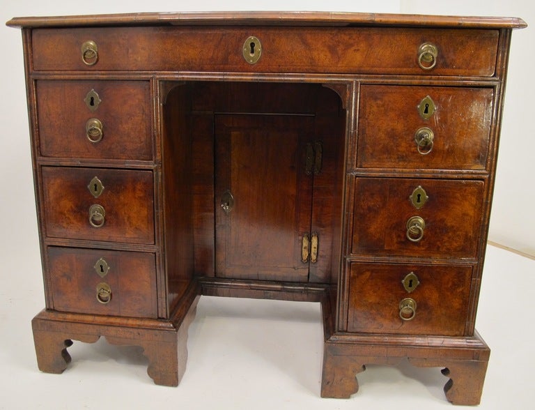 18th Century English Walnut Desk Dressing Table In Excellent Condition For Sale In San Francisco, CA