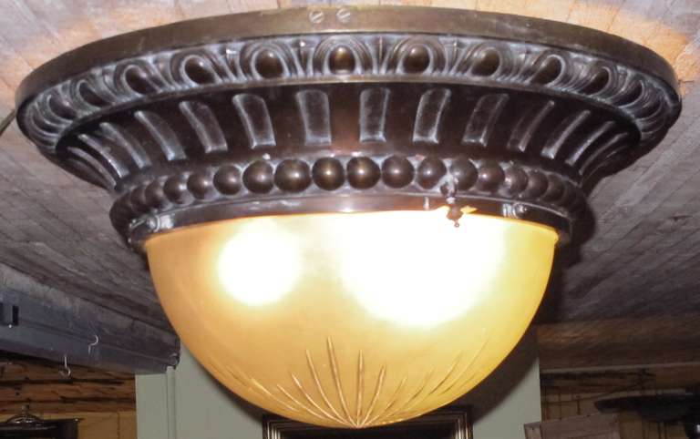 Grand luminaire affleurant en bronze et verre, américain Circa 1920 Bon état - En vente à San Francisco, CA