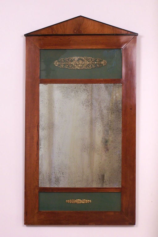 Wunderschöner neoklassizistischer Spiegel aus Mahagoni mit Ebenholz akzentuiertem Giebel und Bronzeapplikationen über und unter der Spiegelplatte.  Kontinental, um 1860.
