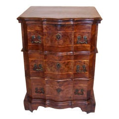 Northern Italian Walnut Chest of Drawers 1
