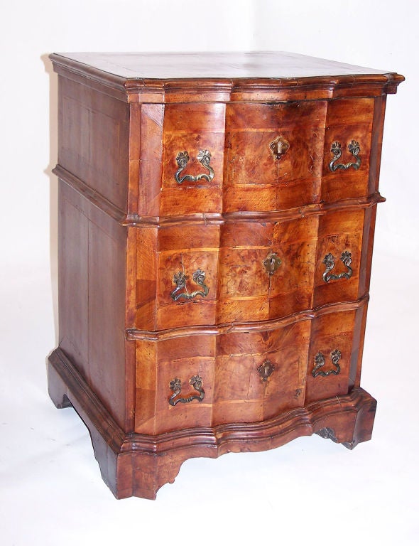 Northern Italian Walnut Chest of Drawers For Sale 1